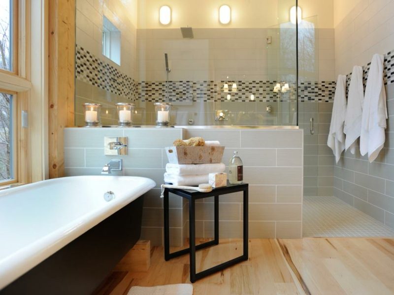 modernes badezimmer mit klarglas duschtür