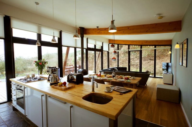 offene Küche Wohnzimmer Landhausstil Holzarbeitsplatte