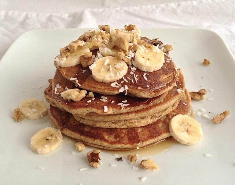 gesundes Frühstück zum Abnehmen Pfannkuchen mit Banane und Proteinpulver