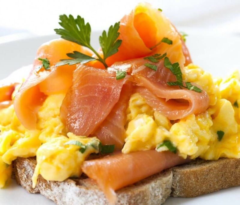 gesundes Frühstück zum Abnehmen Toast mit Ei und Lachs