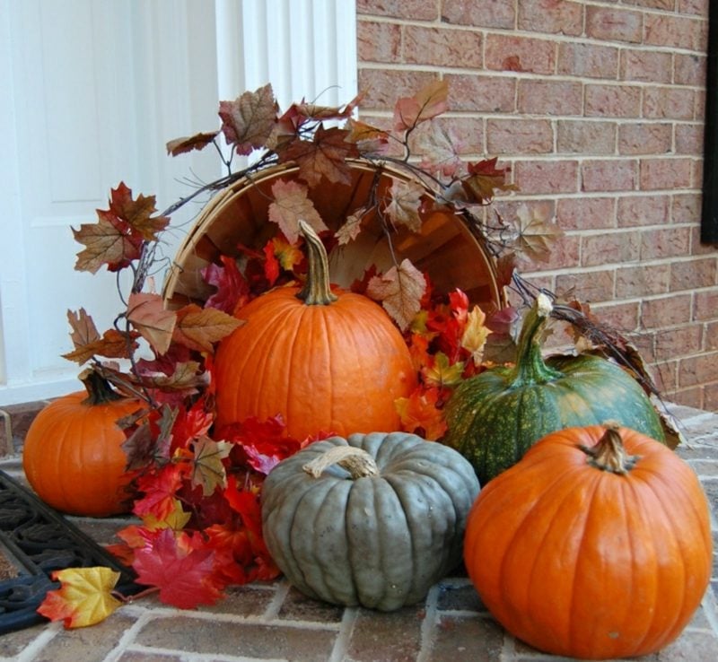 Herbstdeko für den Hauseingang mit Naturmaterialien