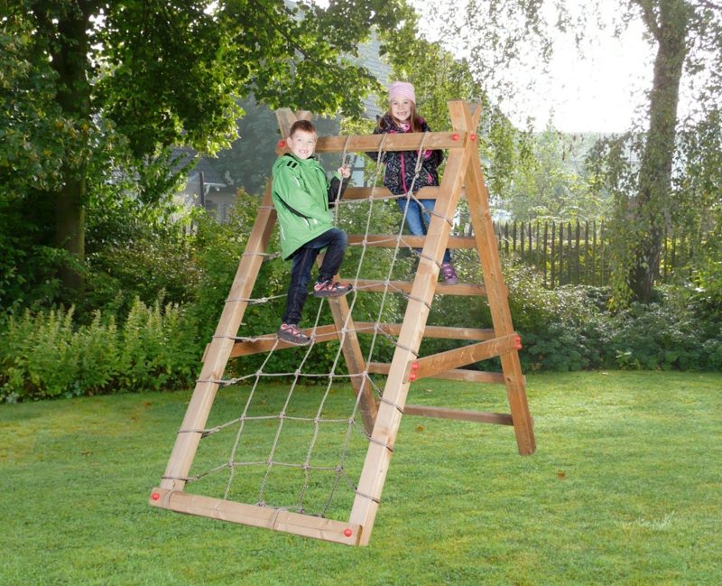 Klettergerüst im Garten eine fantastische Spielecke für