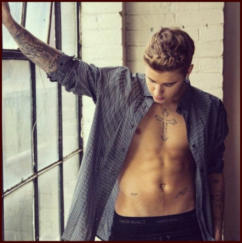 Kreuz Tattoo Brust Justin Bieber