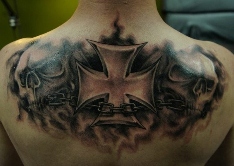 Kreuz Tattoo quadratisch am Rücken
