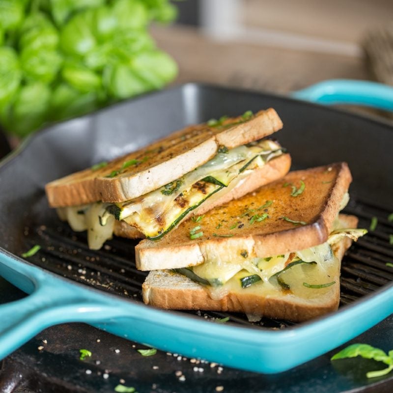 gesundes Frühstück zum Abnehmen Sandwich mit Käse und Zucchini