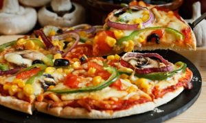 vagane Pizza Tomaten Oliven Mais