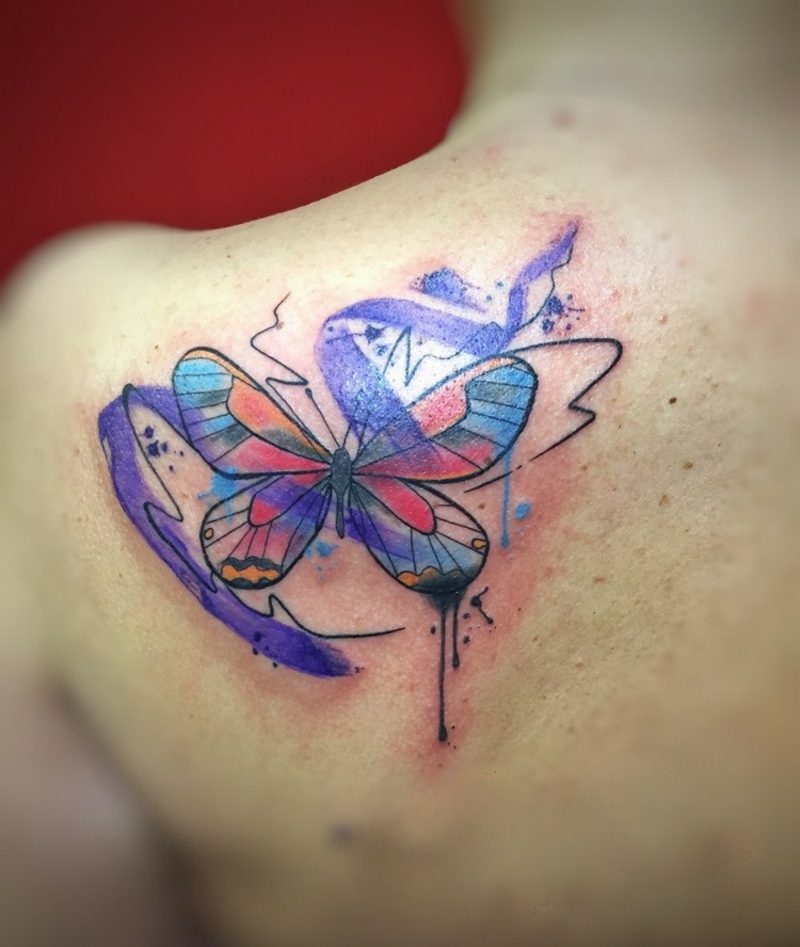 Watercolor Tattoo am Schulter Frau