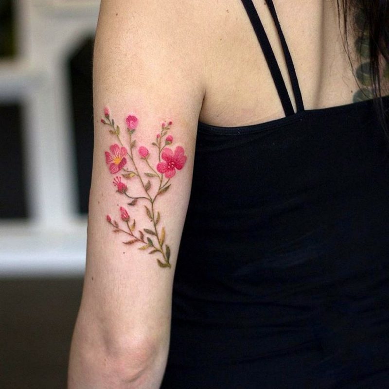 Watercolor Tattoo zart weiblich Oberarm