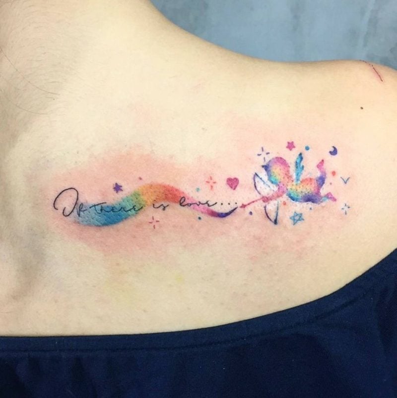 Wasserfarben Tattoo Frau Brust
