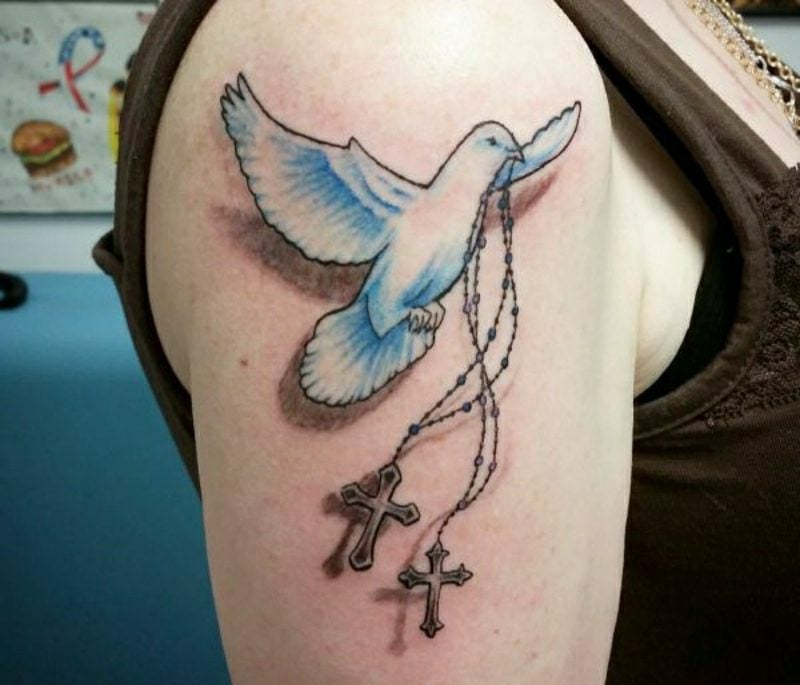 Kreuz Tattoo mit Tauben am Schulter