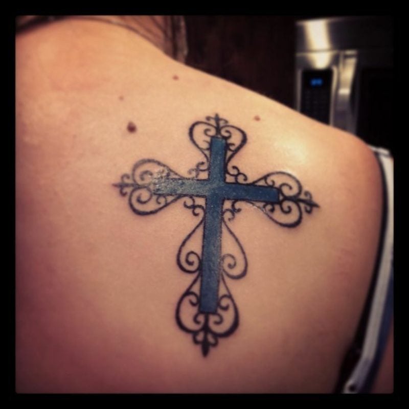 Kreuz Tattoo am Rücken Frau