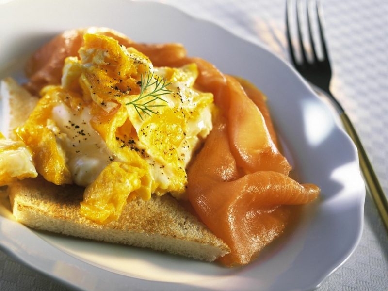 Frühstück gesunde Rezepte Toast mit Eiern und Lachs