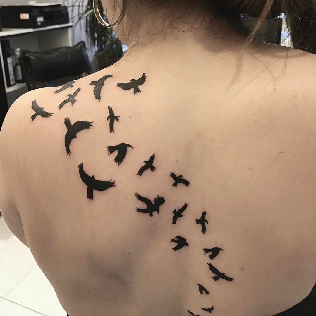 Krähe Tattoo, Darstellung von fliegende Raben
