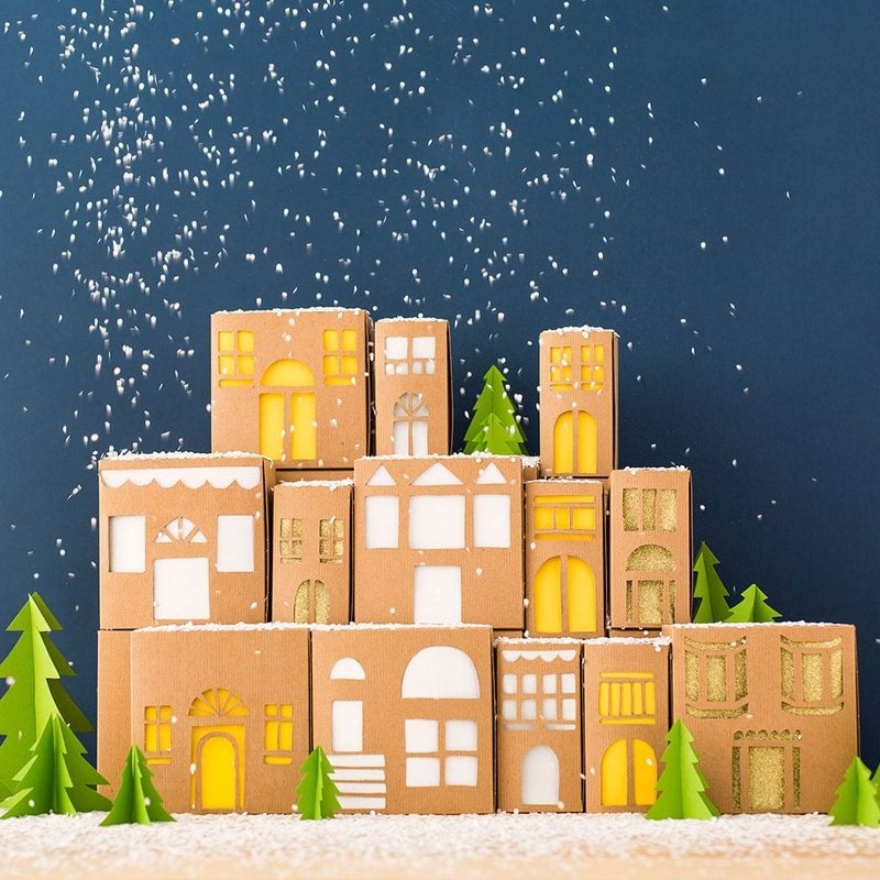 Zu Weihnachten basteln: Geschenkbox basteln in Form eines Hauses