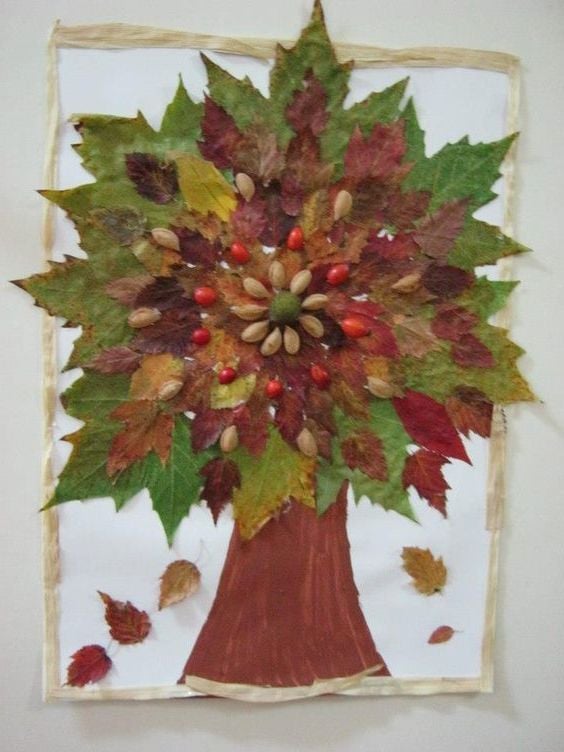 Baum aus Herbstblättern und Pistazienshallen
