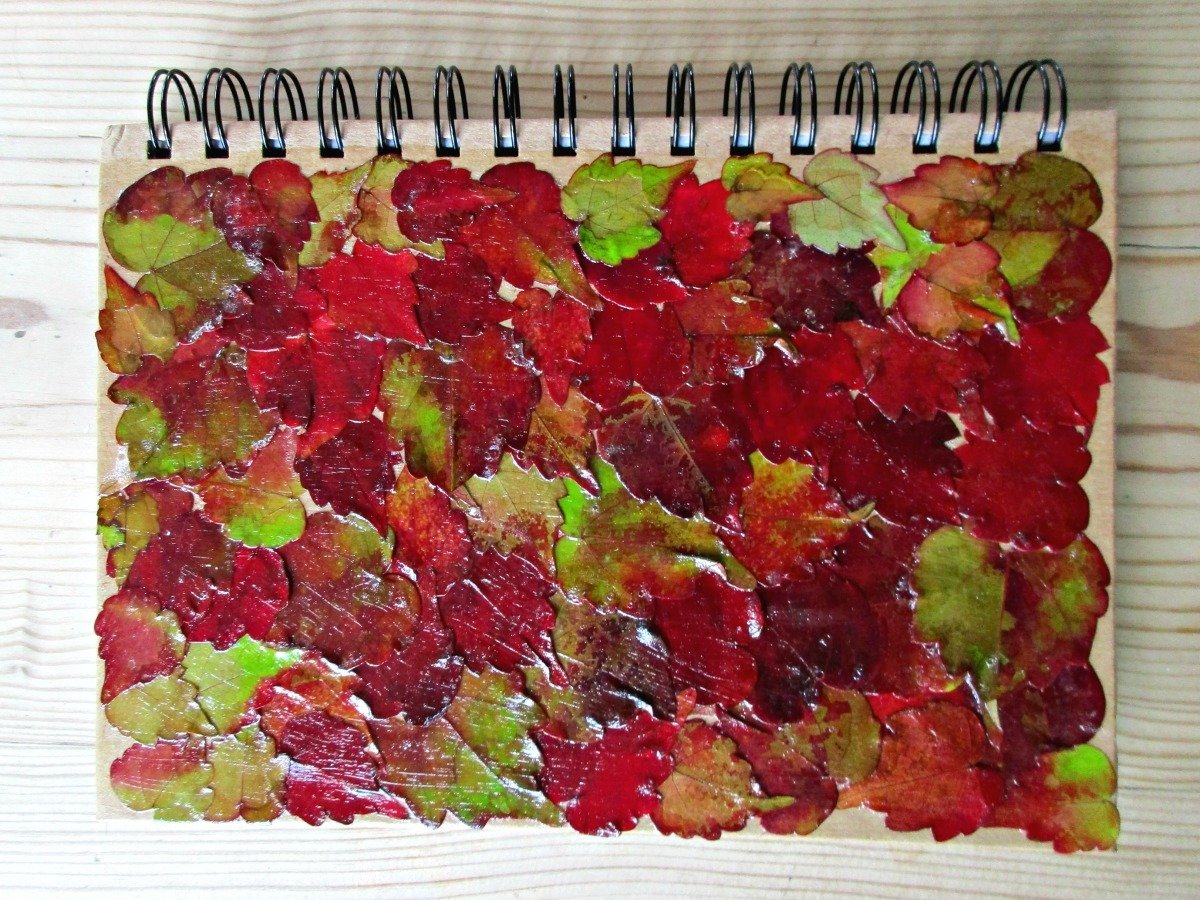 Kreative idee für Heft-Dekoration mit Herbstblättern