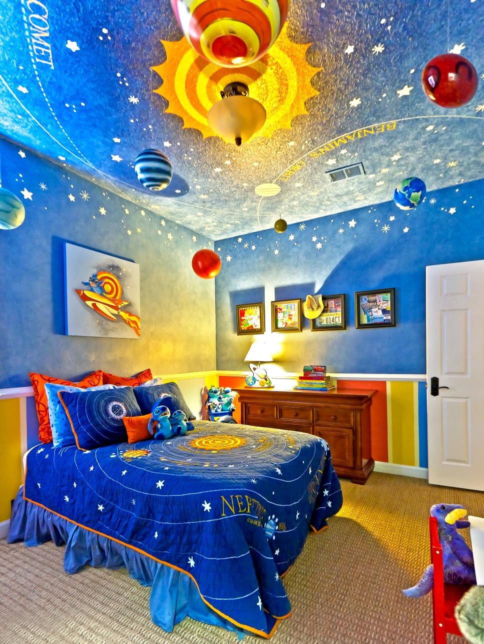 Kinderzimmer gestalten mit Planeten und Sternenhimmel