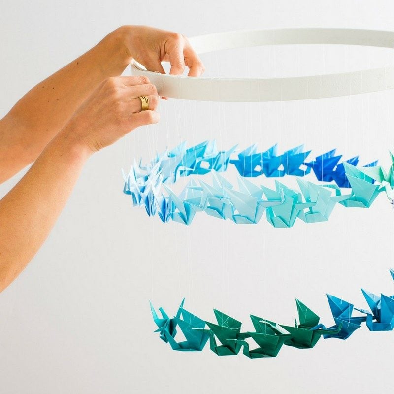 DIY Papiervögel in verschiedenen blauen Nuancen