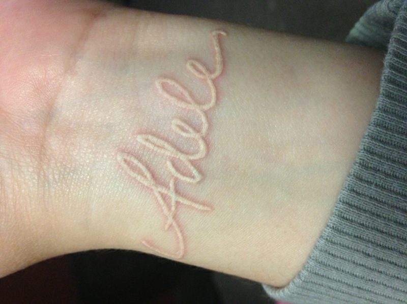 Weiβes Tattoo als neuer Trend in der Körperkunst Vor und Nachteile
