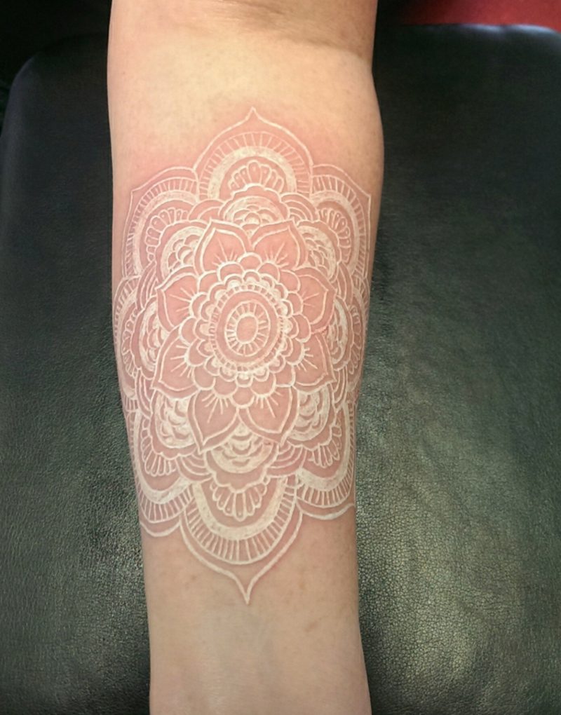 Weiβes Tattoo als neuer Trend in der Körperkunst Vor und Nachteile