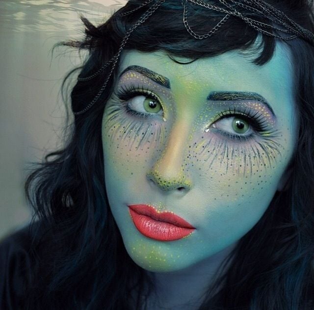 Schminken zu Halloween attraktives Hexen Make-up