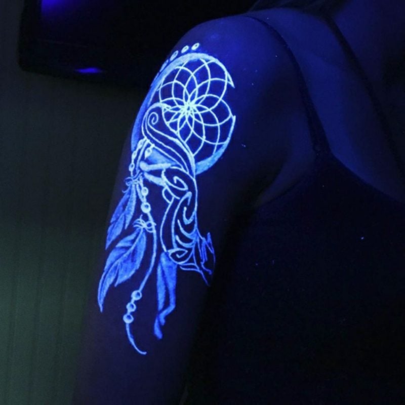 weiβes Tattoo leuchtend UV Strahlung