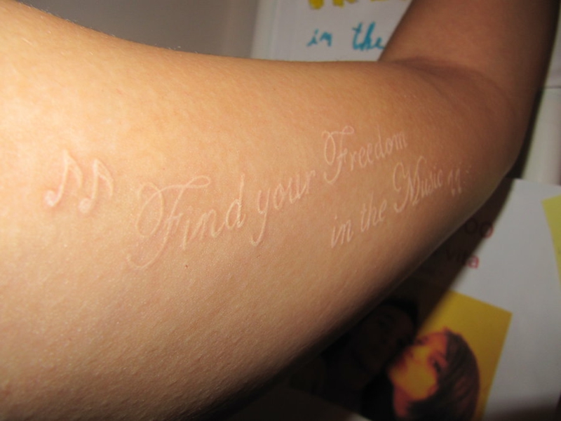 Weiβes Tattoo als neuer Trend in der Körperkunst Vor und Nachteile