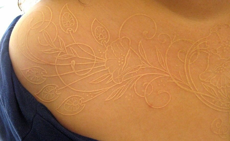 white ink tattoo Blumen
