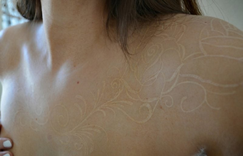 Tattoo weiβ Blumen Frau brust Schulter