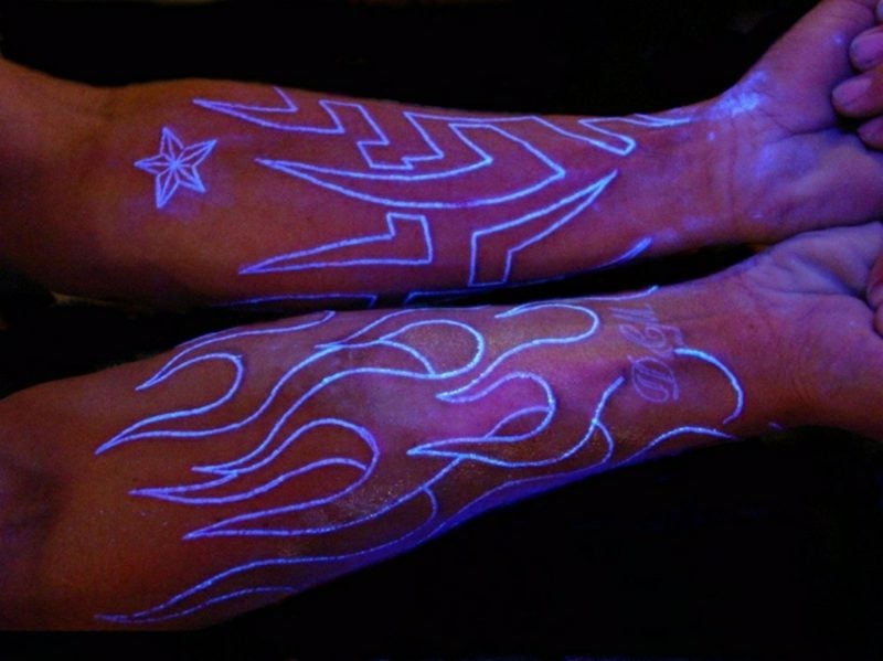 Tattoo weiβ leuchtend UV Strahlen