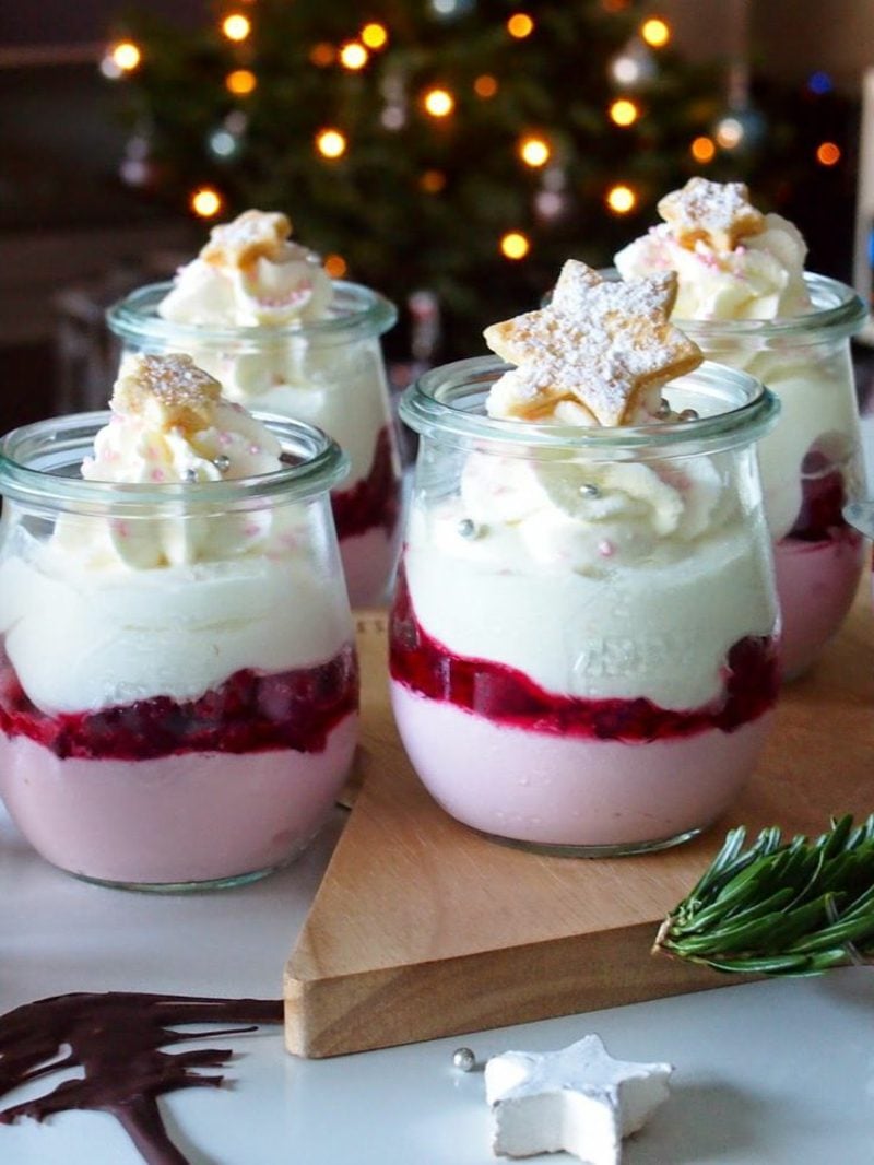 Weihnachtsdessert im Glas Erdbeer- und Vanilleflammeri mit Amarena Kirschen