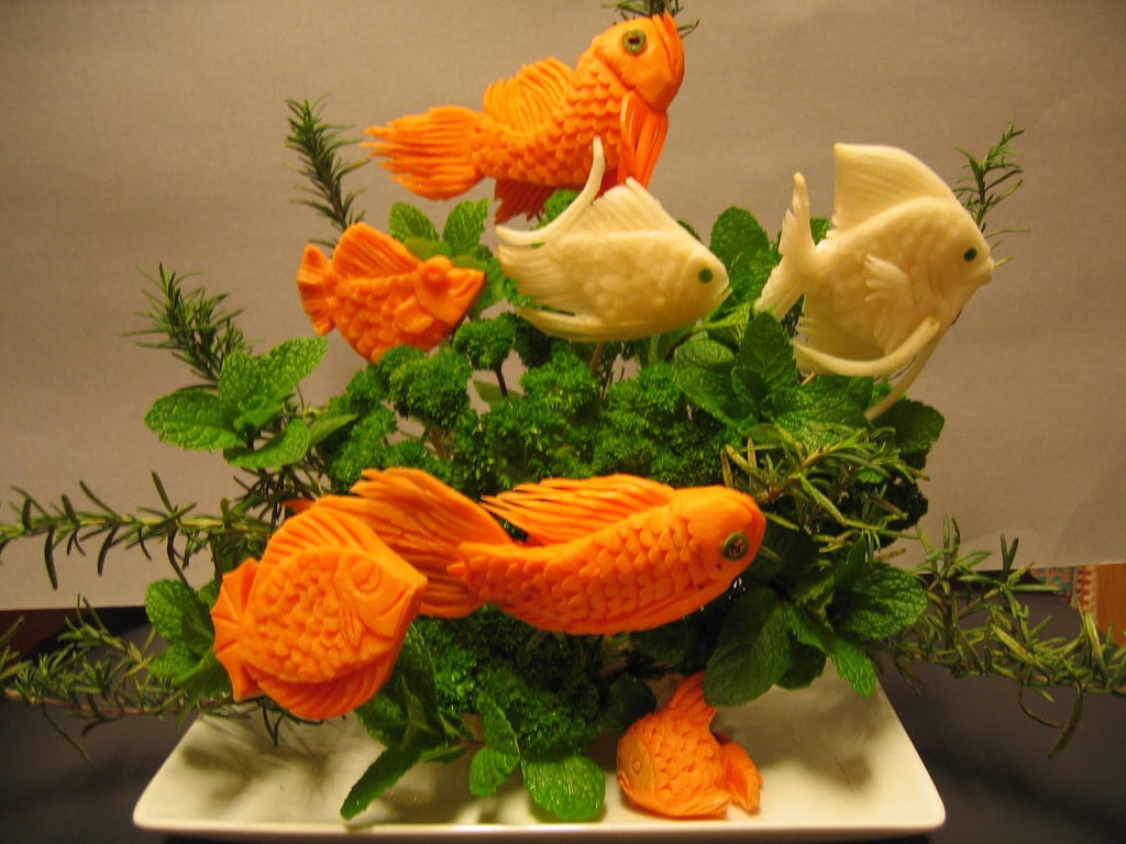 Ein echtes Aquarium aus Kräuter und geschnitzten Fischen