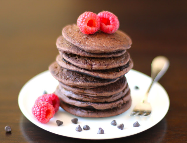 Pancakes mit dunkler Schokolade