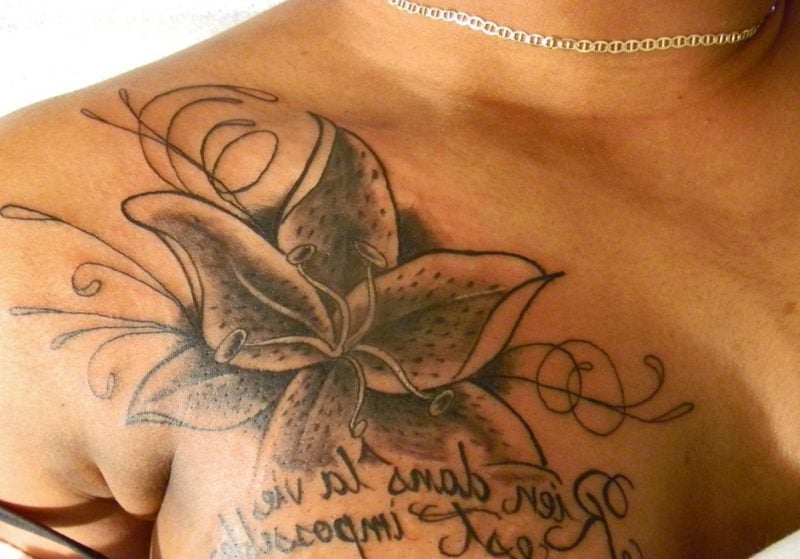 Brust Tattoo als Blumen