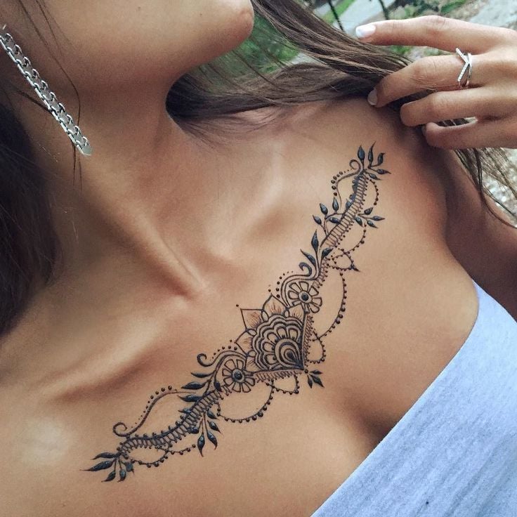 Ideen für Frauen Tattoos auf der Brust 