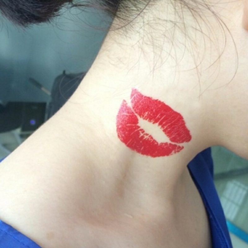 Kussmund Tattoo am Hals rot realistisch