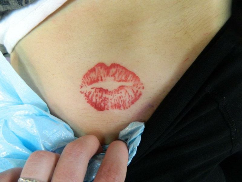 Kussmund Tattoo rot realistisch Lippenabdruck