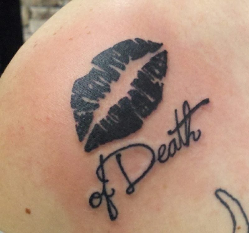 Kussmund Tattoo in Schwarz der Kuss des Todes