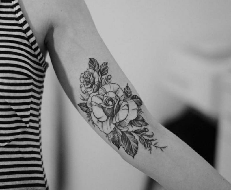 Tattoo Oberarm Ideen für Frauen