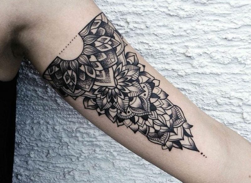 Tattoo Oberarm Frau florale Muster
