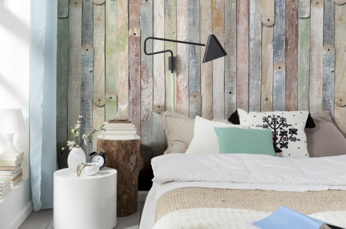 Tapeten im Holzdesign, Schlafzimmer Einrichtung in rustikalem Stil, bunte Holzwand