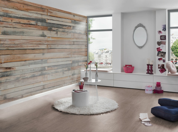 Rustikale Gemütlichkeit im Wohnzimmer, Tapeten im Holzdesign, weiße Möbel und Wände
