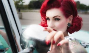 Wollen Sie eine Rockabilly Frisur auf dem Kopf tragen?Lesen Sie hier ein paar hilfreiche Tipps und Ideen, um wie eine Rockikone auszusehen.