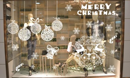Werden die Tage kürzer, kommt die Zeit für Dekoration. Finden Sie im Artikel tolle Idee für weihnachtliche Fensterdeko hängend ans Fenster!