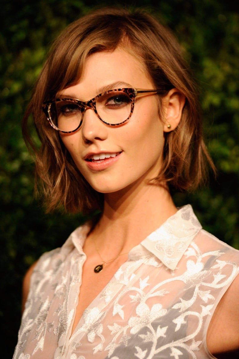 Kurzhaarfrisur Frau mit Brillen