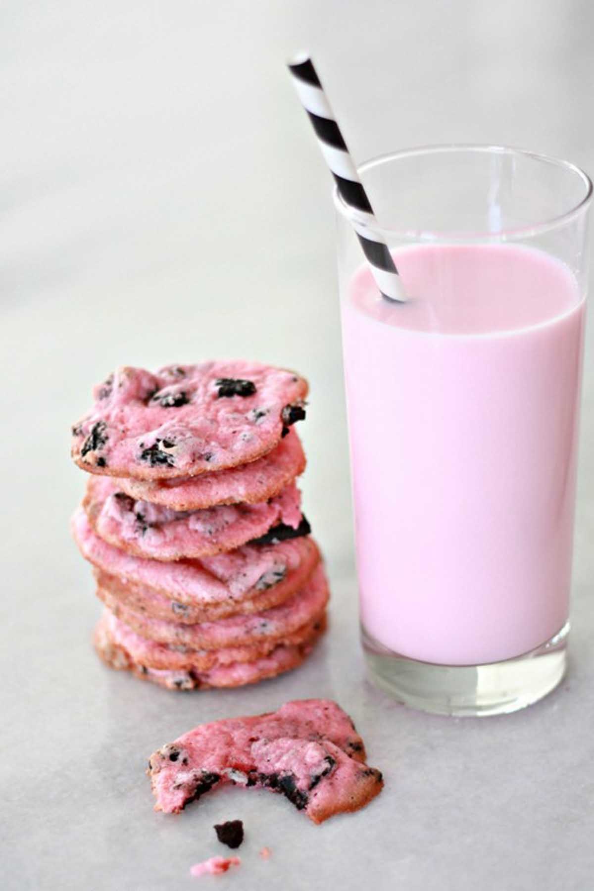 Die beste Kombination zum Valentinstag - Milkshake und Plätzchen in Rosa
