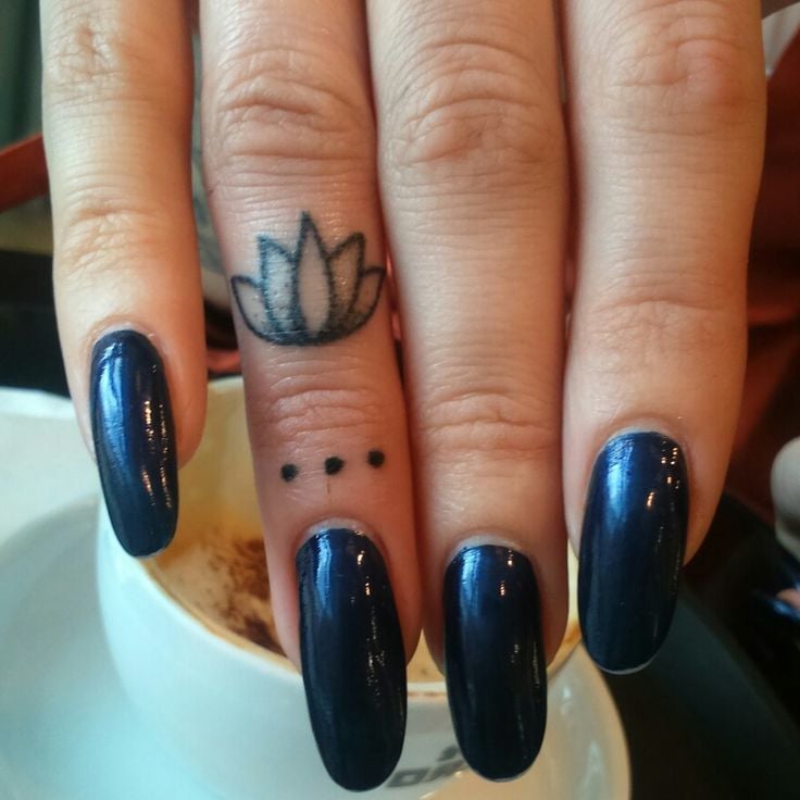 Finger Tattoos Lotusblume 