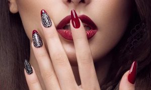 Das Nageldesign Rot, Glitzer und Matt-Effekt - der neue Trendsetter des Monats der Liebe.