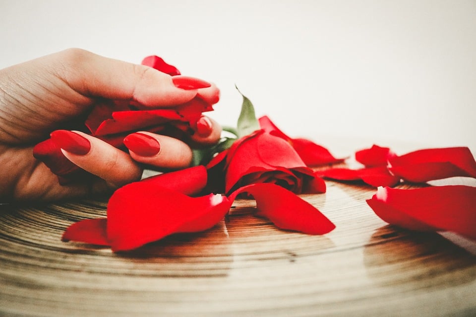 Einige lieben rote Rosen, andere lieben rote Lippenstifte, aber alle lieben rote Fingernägel