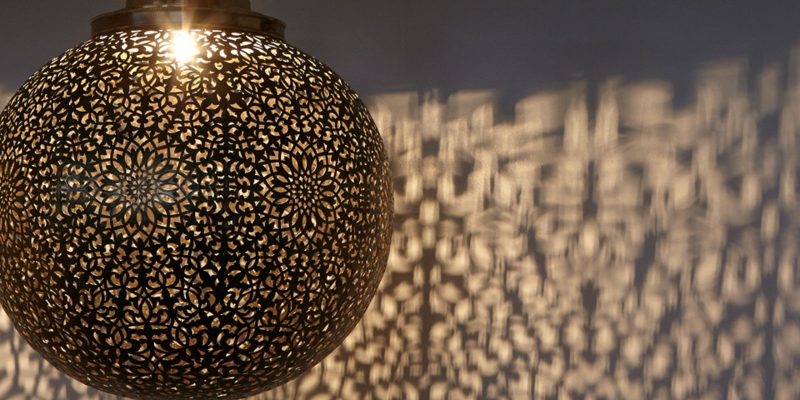 orientalische Lampen mit der modernen Einrichtung kombinieren